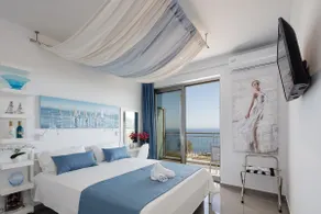 Seafront apartment, 40m from the beach! - Image 5