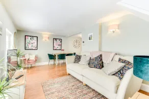 Beautiful 2 Bedroom Cottage with Private Courtyard in Arundel Centre - Image 4