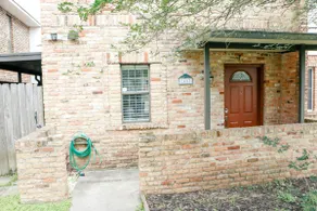 Modern 2 bedroom townhouse with covered parking - Image 2