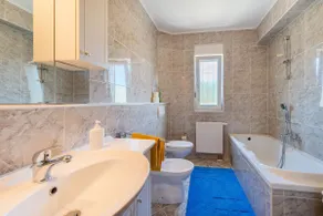 120m² apartment, only a 5 min walk to the sandy beach! - Image 5