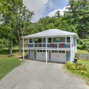 Cottage w/ hot tub, kitchen near hiking & Main St. - Image 2