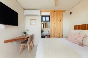 Hotel-Style Suite w/Rooftop Pool - Image 4