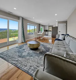 Stylish & Cozy ~ Stunning Lake Views ~ ♛Royal Beds - Image 3
