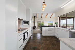 Sea Breeze - Spacious home with lovely ocean views - Image 4
