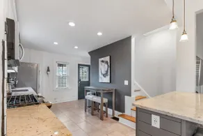 Walkable HydePark 4Bd|2 1st flr ensuite|LngDrivewy - Image 3