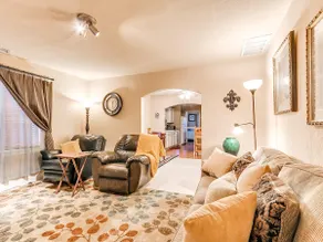 Bright, Beautiful Bungalow: Near Downtown-sleeps 6 - Image 2