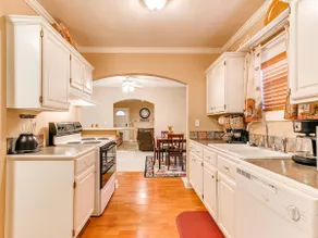 Bright, Beautiful Bungalow: Near Downtown-sleeps 6 - Image 4