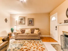 Bright, Beautiful Bungalow: Near Downtown-sleeps 6 - Image 3