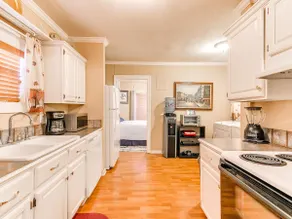 Bright, Beautiful Bungalow: Near Downtown-sleeps 6 - Image 5