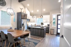 New Modern Townhouse, only short walk to the beach - Image 3