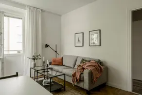 Bright Flat w/ Balcony in Quiet, Central District - Image 2