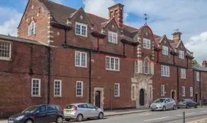 Stylish -2 Bed -Heart of the City - Parking- Wi-fi- Award Winning- Grade II Listed - Image 2