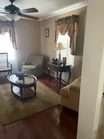 Exquisite Cottage 14 Miles Away from Beach - Image 3