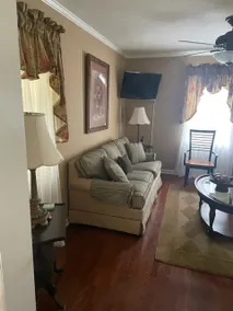 Exquisite Cottage 14 Miles Away from Beach - Image 5