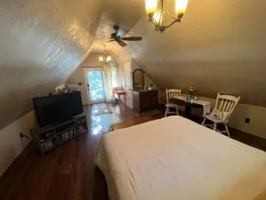 Private Suite with balcony and separate entrance - Image 2