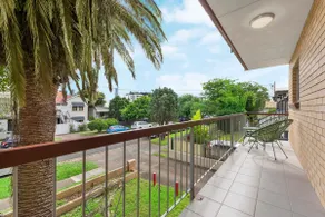 Spacious 3BRM Close to Gabba with Car Park & WiFi - Image 2