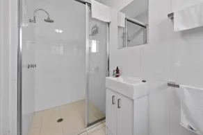Cozy Studio Near Gabba with AC, Comfy Bed & Laundry - Image 4