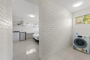 Cozy Studio Near Gabba with AC, Comfy Bed & Laundry - Image 5