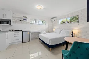Cozy Studio Near Gabba with AC, Comfy Bed & Laundry - Image 2