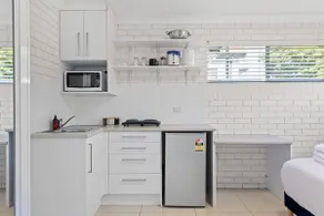 Cozy Studio Near Gabba with AC, Comfy Bed & Laundry - Image 3
