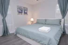 Delightful, cozy, King bed, free Wi-Fi & parking - Image 5
