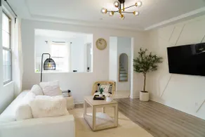 LA Modern Retreat, Stylish New House with King Bed - Image 3