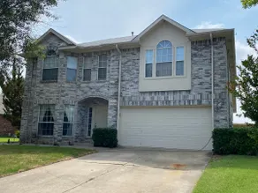 Cozy & Centrally Located 4 Bedroom House In Plano - Image 2