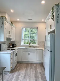 Stylish & Comfy ☀ Close to Beach, Sunny Patio Pkg - Image 3