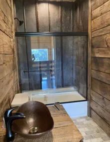 Cozy 3 Bedroom Cabin with Fireplace - Image 4