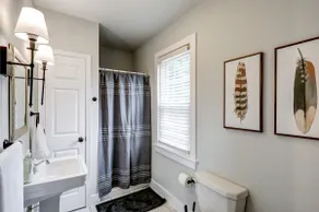 Cozy Dark & Moody Home New Reno 10 mins to Lanc - Image 5
