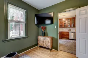 Cozy Dark & Moody Home New Reno 10 mins to Lanc - Image 4
