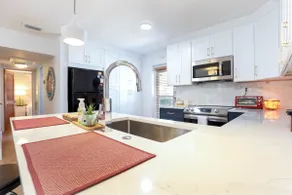 Charming 2/1 Condo on a Lake in Winter Park - Image 4