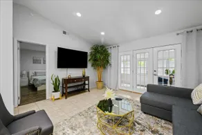Sunny Florida home with a pool. - Image 3