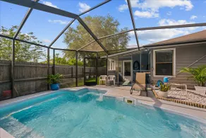 Sunny Florida home with a pool. - Image 2