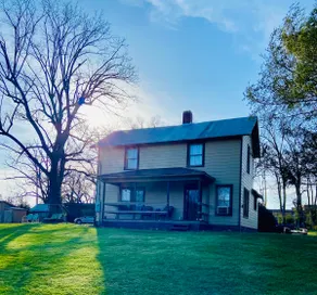 Adorable updated Farmhouse built in 1908! - Image 3