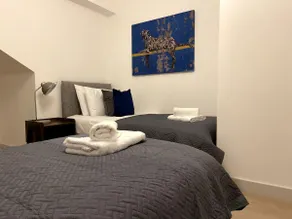 FANTASTIC 2 Dbl Bedroom Apt. FREE off-road parking - Image 2
