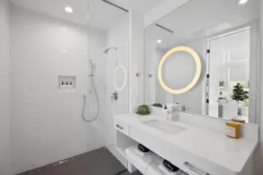 The Iris, Premier Suite - Image 5