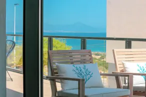Iconic Sea Views Luxury Apartment - Image 2