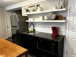 Spacious 2-bedroom suite in great location - Image 3