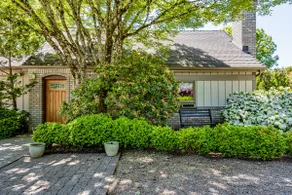 Charming Italian Villa Retreat • 10 Min to Autzen - Image 2