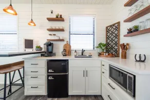 The Longhorn Stunning Container Home-In Alpine - Image 3