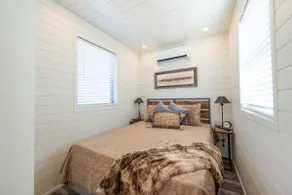 The Longhorn Stunning Container Home-In Alpine - Image 5
