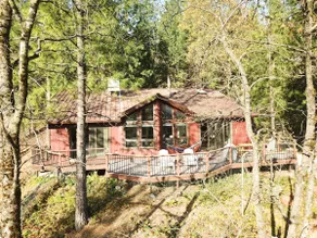 Lovely mountain home w/ large deck and forest view - Image 3
