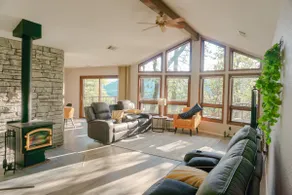 Lovely mountain home w/ large deck and forest view - Image 4