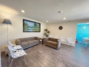 Adorable 4br/2ba tranquil living with free parking - Image 2