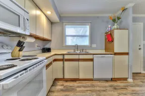 Beautiful 4-bedroom home in a great location! - Image 2