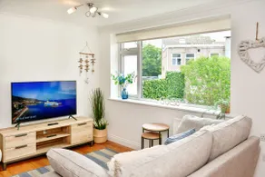 Beautiful 2 bed Cottage - <100m from the Sea front - Image 2