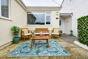 Beautiful 2 bed Cottage - <100m from the Sea front - Image 5