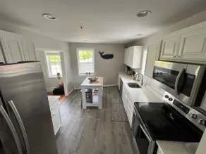 Downtown Newburyport, Bright and Sunny 2 Bedroom - Image 4