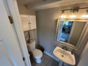Downtown Newburyport, Bright and Sunny 2 Bedroom - Image 5
